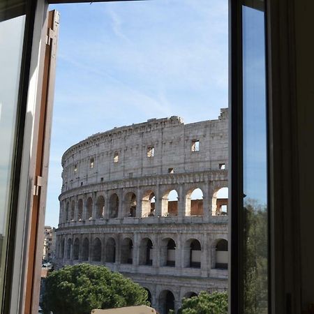 Jacuzzi In Front Of The Colosseum Рим Экстерьер фото