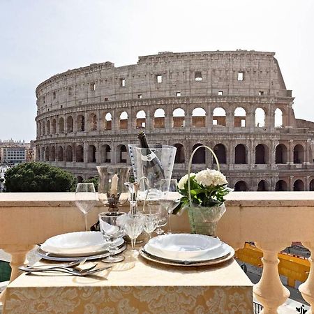 Jacuzzi In Front Of The Colosseum Рим Экстерьер фото