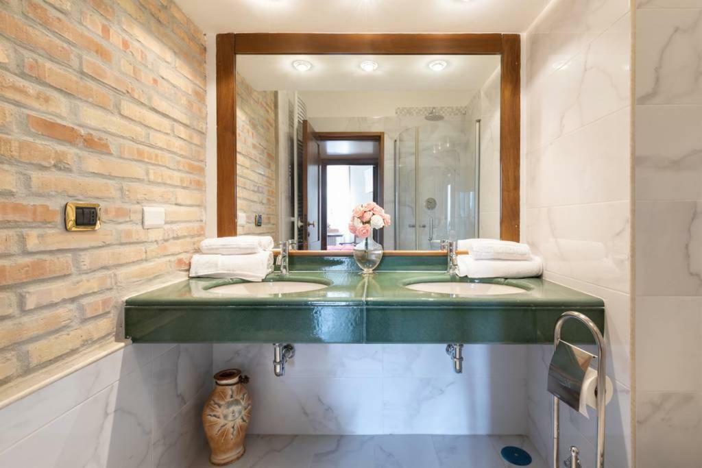 Jacuzzi In Front Of The Colosseum Рим Экстерьер фото