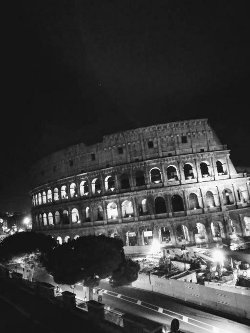Jacuzzi In Front Of The Colosseum Рим Экстерьер фото