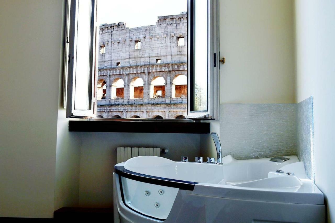 Jacuzzi In Front Of The Colosseum Рим Экстерьер фото
