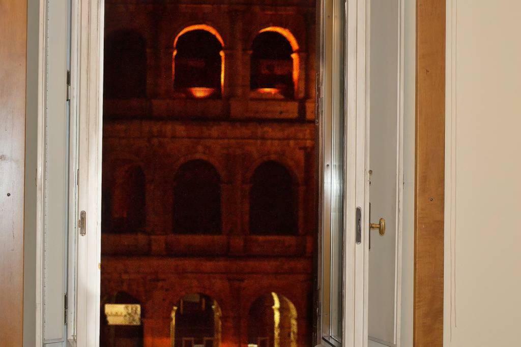 Jacuzzi In Front Of The Colosseum Рим Экстерьер фото