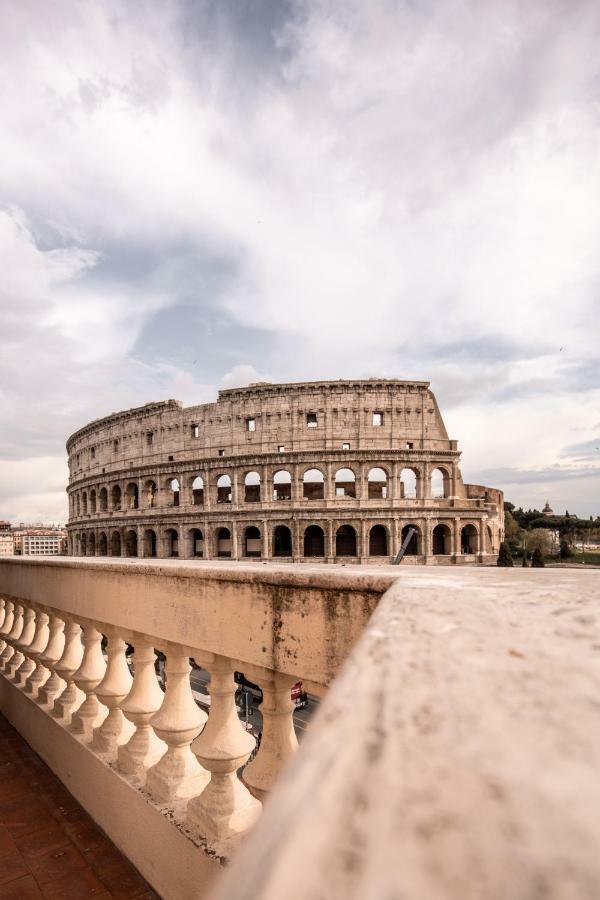 Jacuzzi In Front Of The Colosseum Рим Экстерьер фото