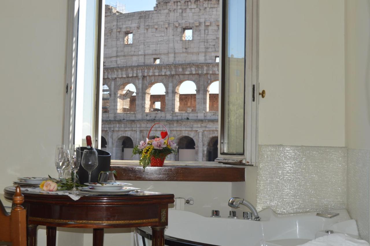 Jacuzzi In Front Of The Colosseum Рим Экстерьер фото